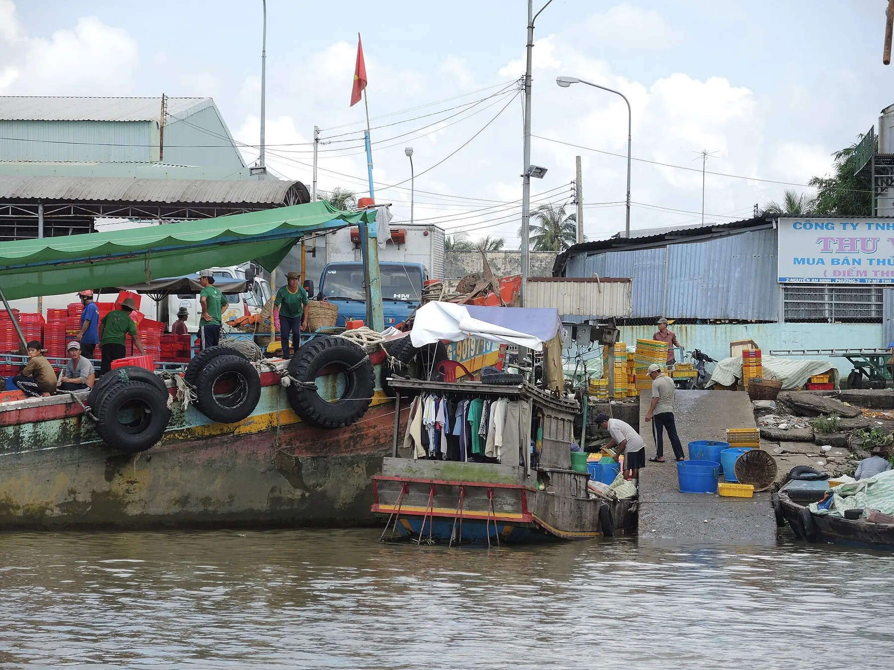 Mekong River, My Tho, Vietnam (16428536168).jpg