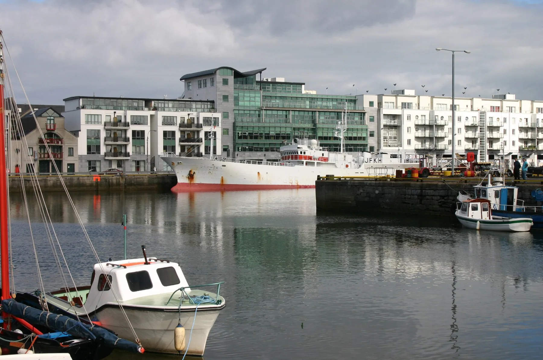 Galway Harbour - geograph.org.uk - 5326396.jpg