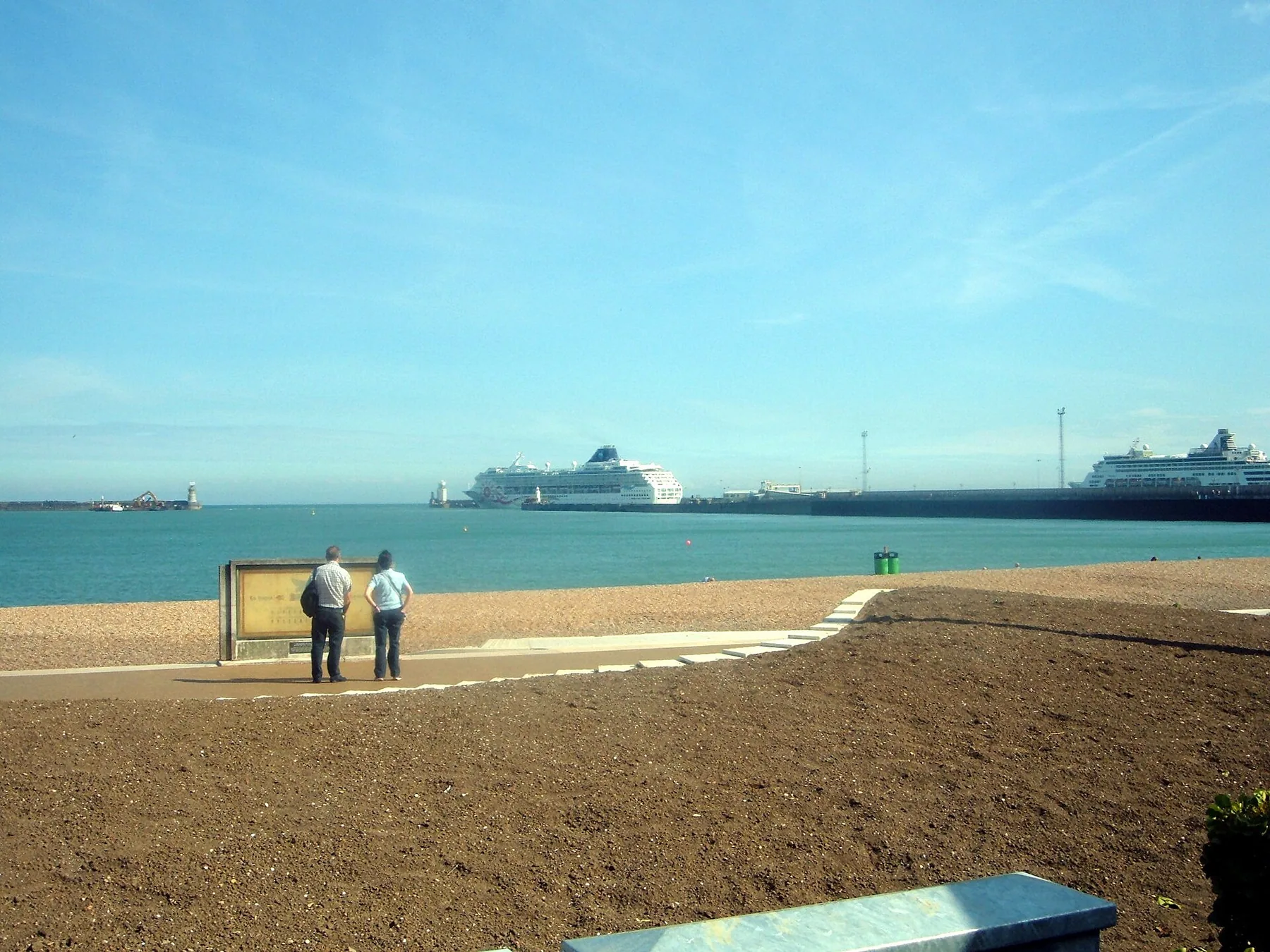 Dover Harbour - geograph.org.uk - 2244391.jpg