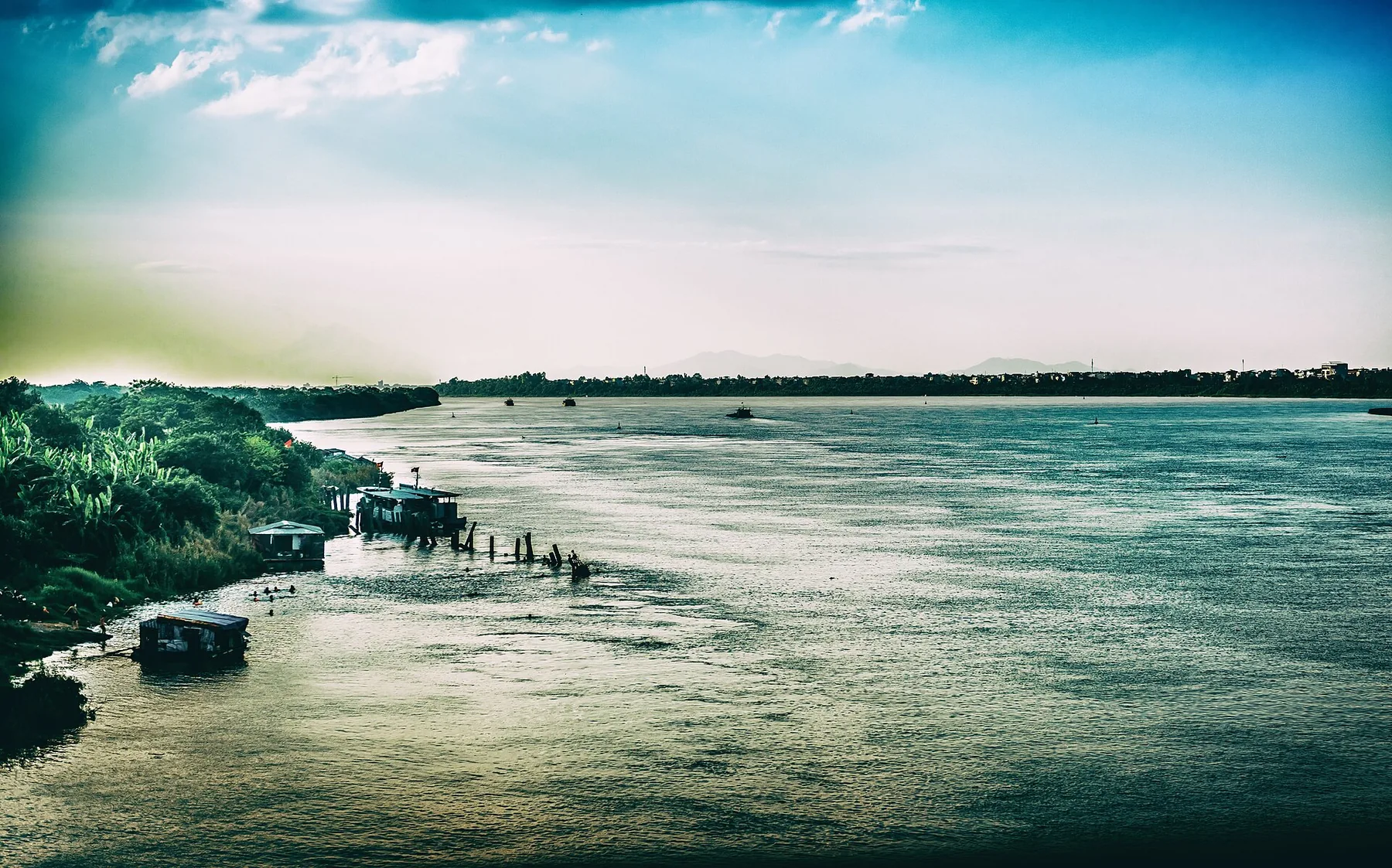 Red River in Hanoi, Vietnam (28305790421).jpg