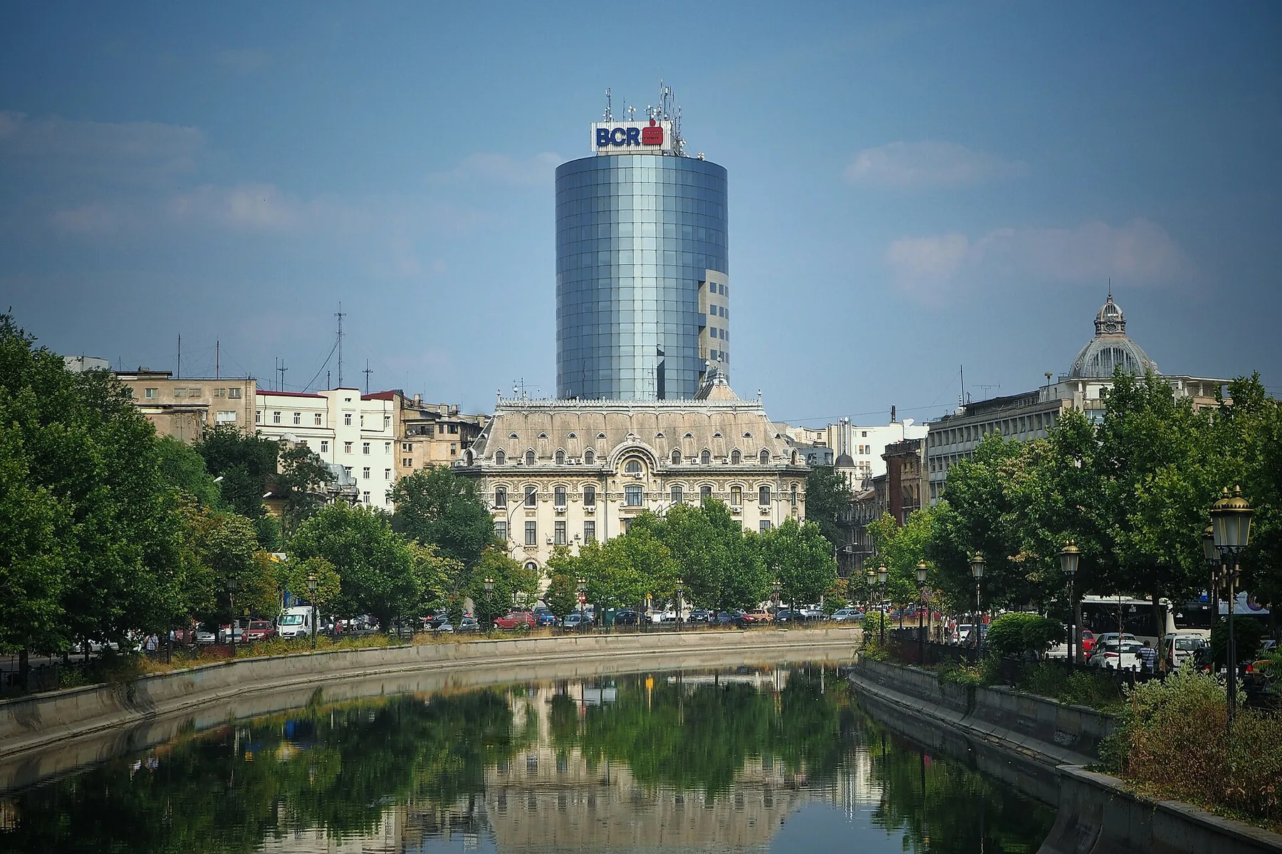 Bucharest - Dâmbovița River (28358808473).jpg