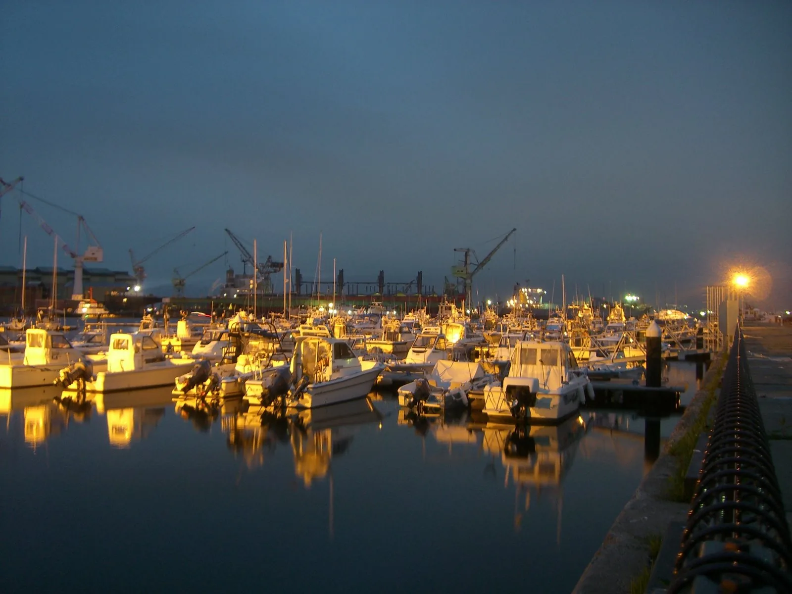 Hakodate Harbor 20090802.jpg