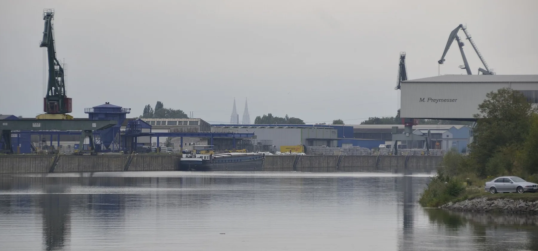 Bayernhafen Regensburg - Hafeneinfahrt an der Donau.JPG