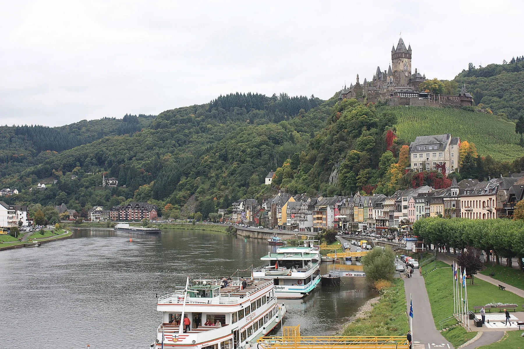 Cochem, Blick zur Mosel zur Moselpromenade und zur Reichsburg.jpg