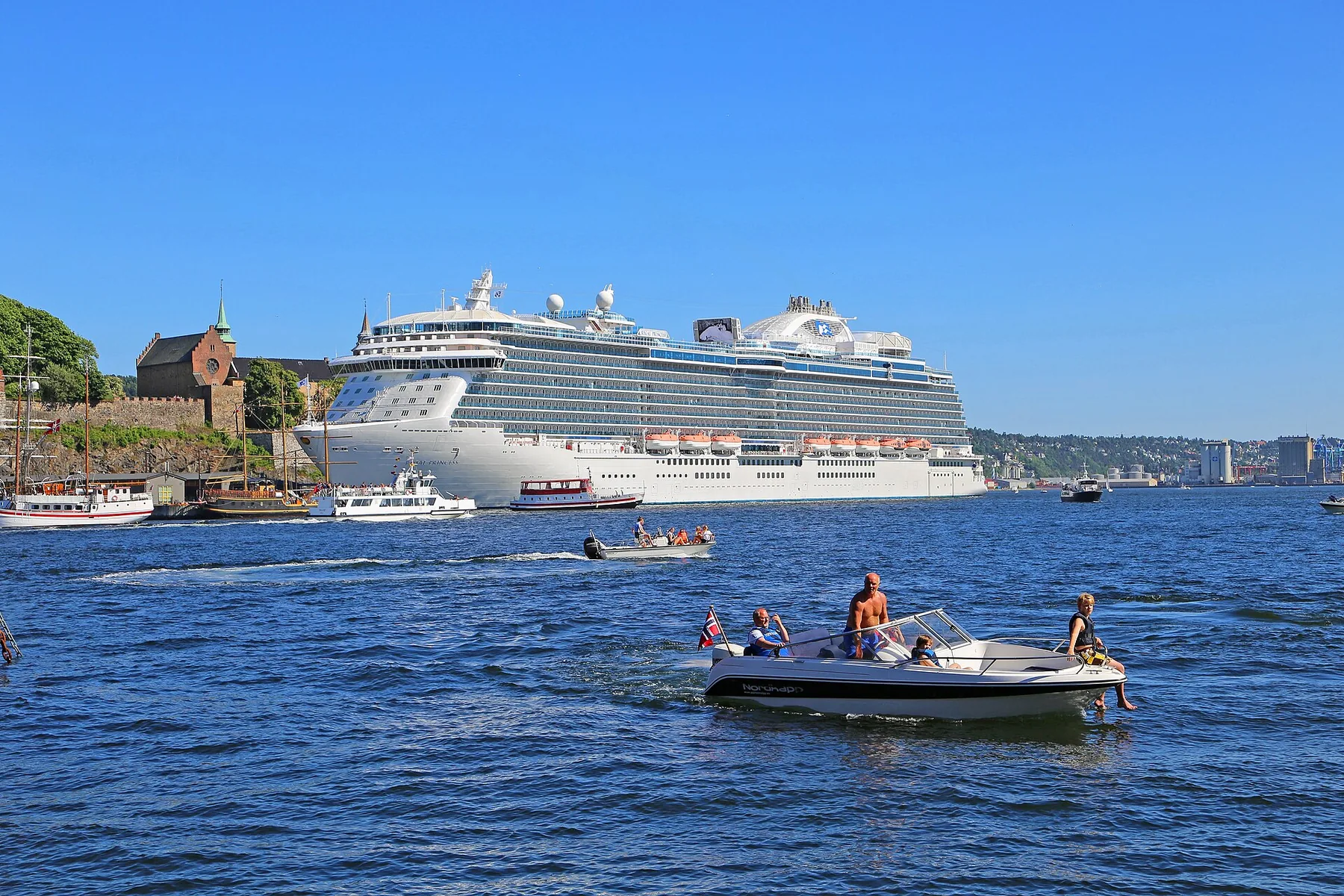 00 7847 Oslo - Harbour, Akershus Fortress.jpg