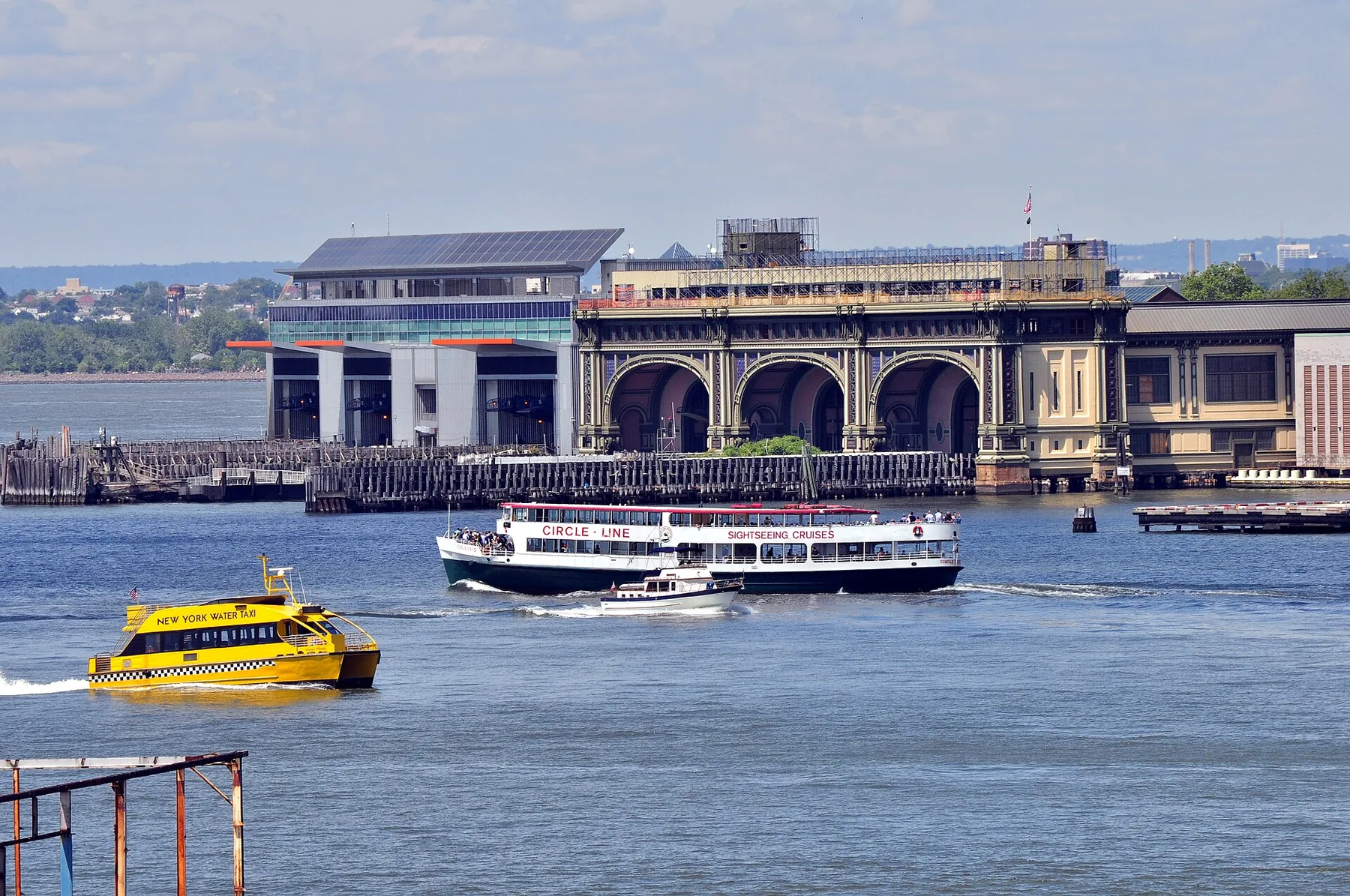 Manhattans Staten Island Ferry Terminal from Brooklyn Heights 03A (9423293314).jpg