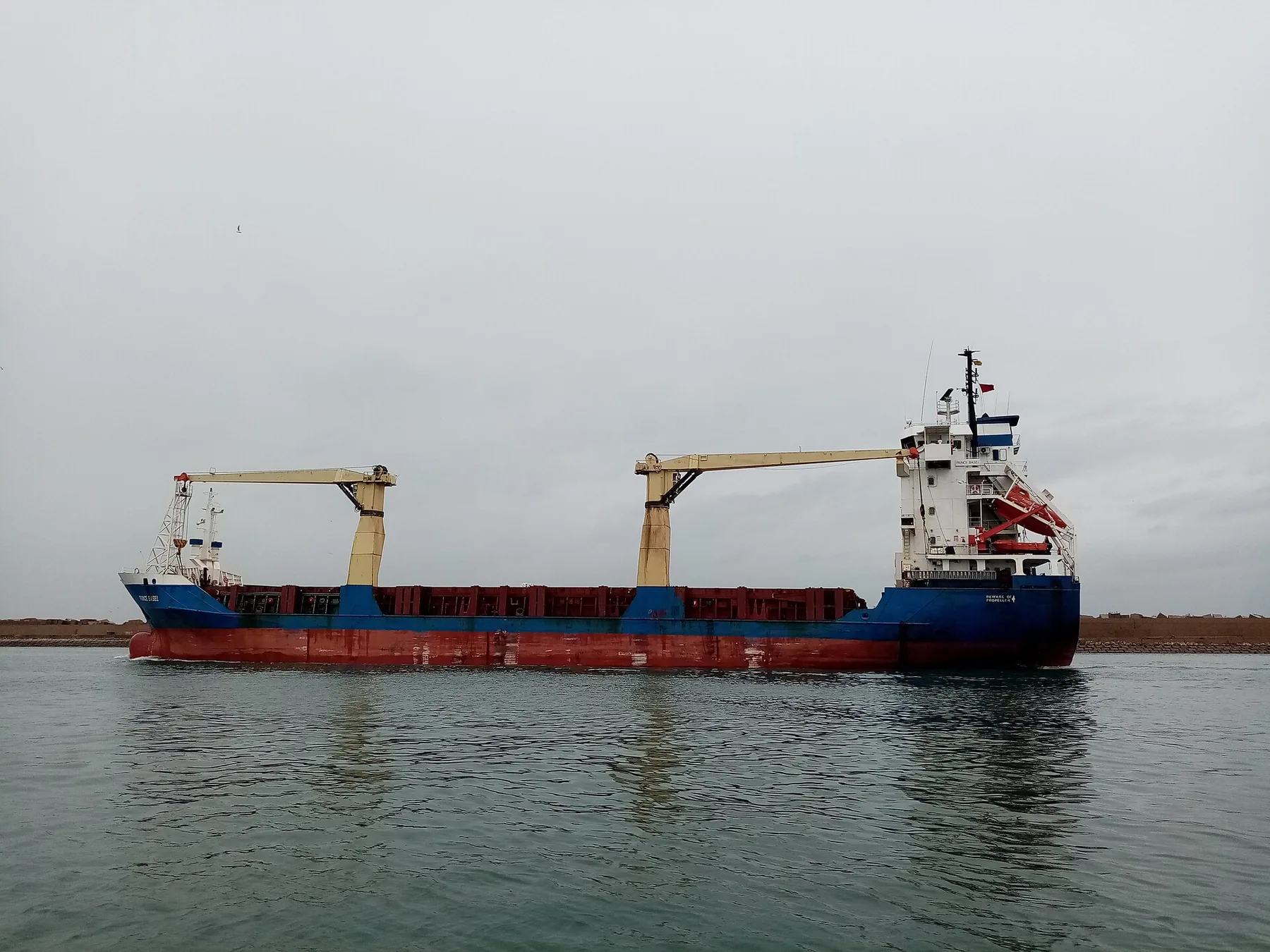 Navire PRINCE BASEL au port.jpg