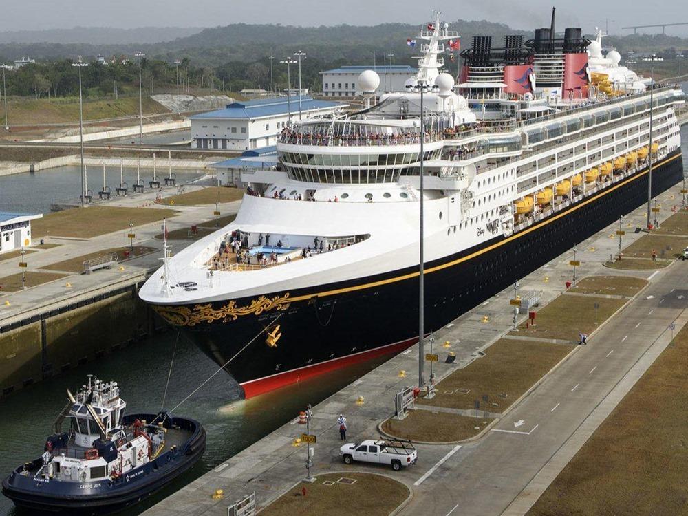 Disney Wonder ship photo 4