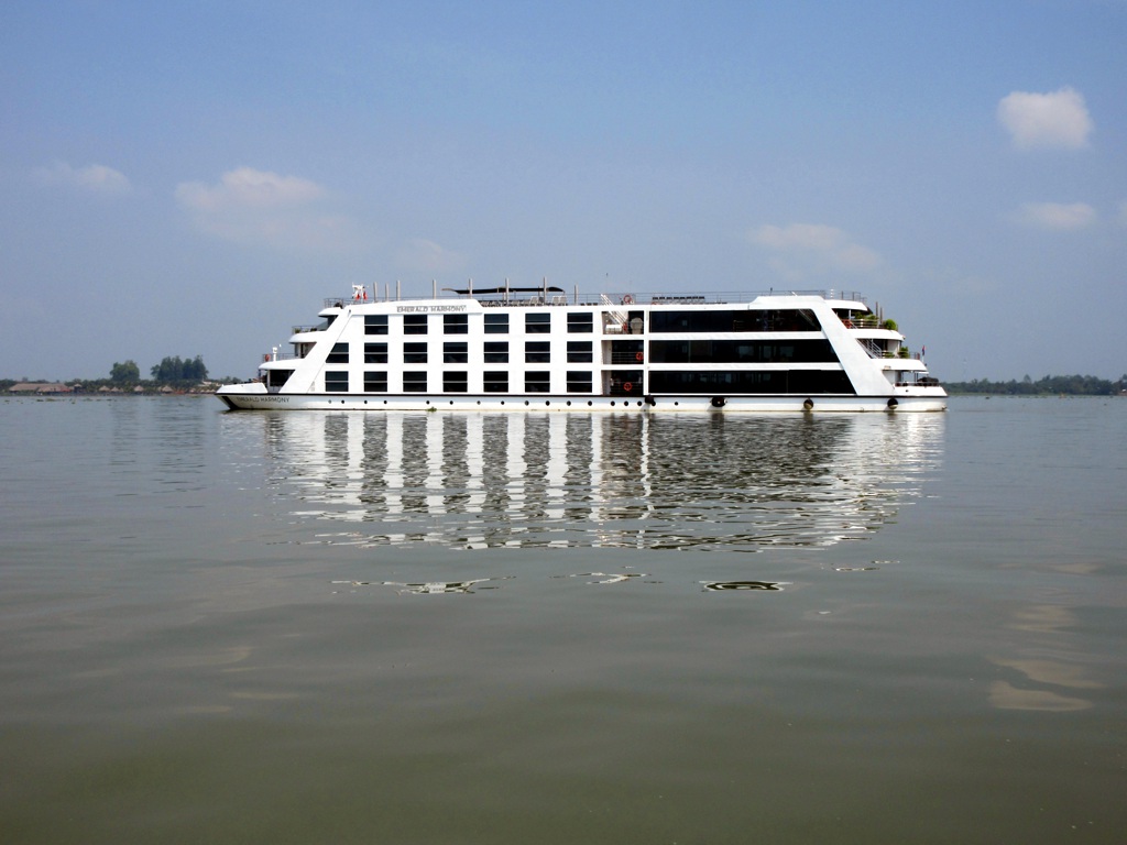 Emerald Harmony ship photo 3