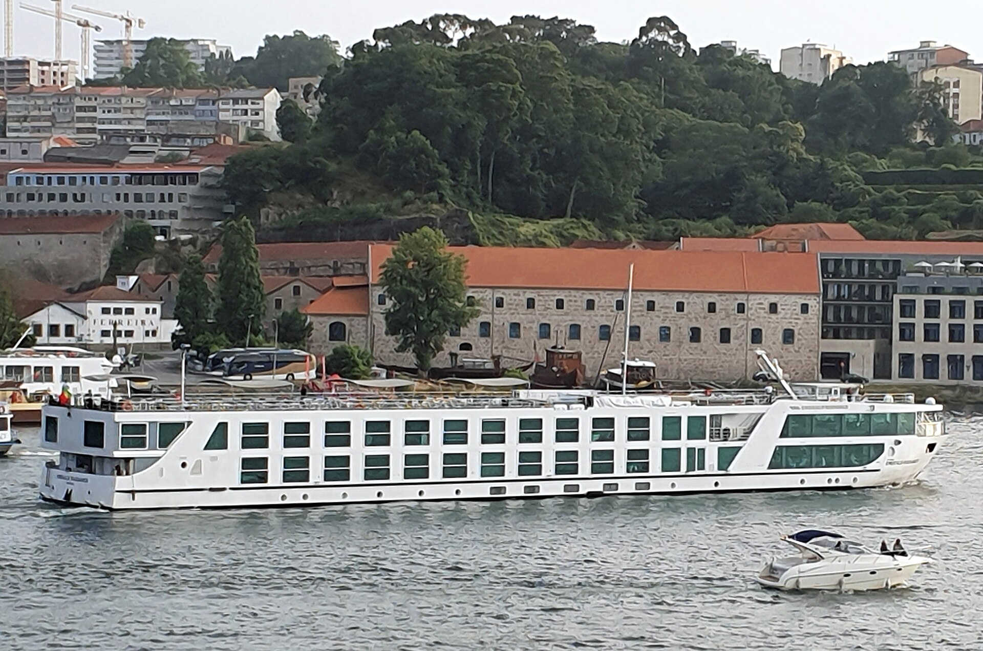 Emerald Radiance ship photo 2
