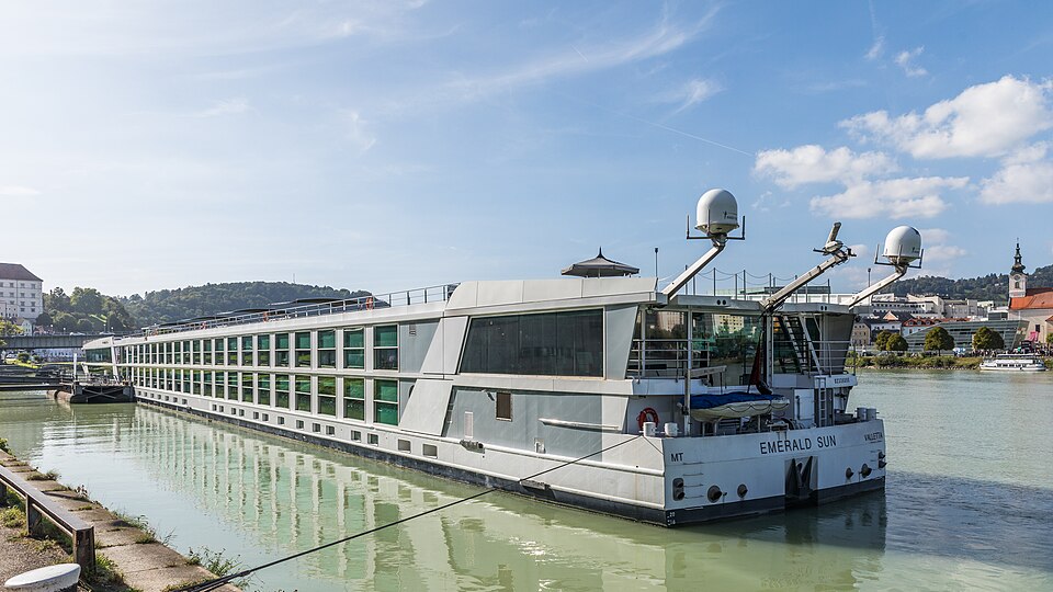 Emerald Sun cruise ship