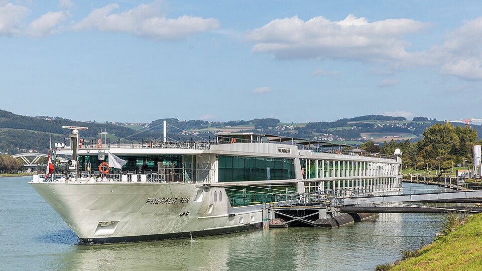 Emerald Sun ship photo 2