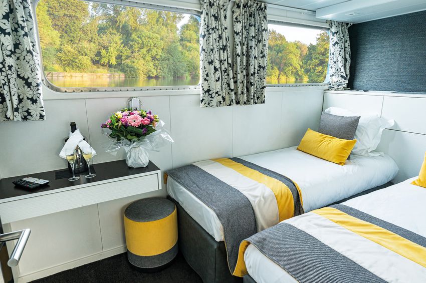 Madeleine barge ship photo 6