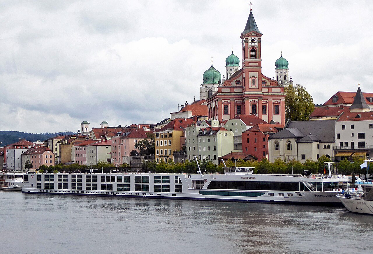 Scenic Jewel ship photo 1