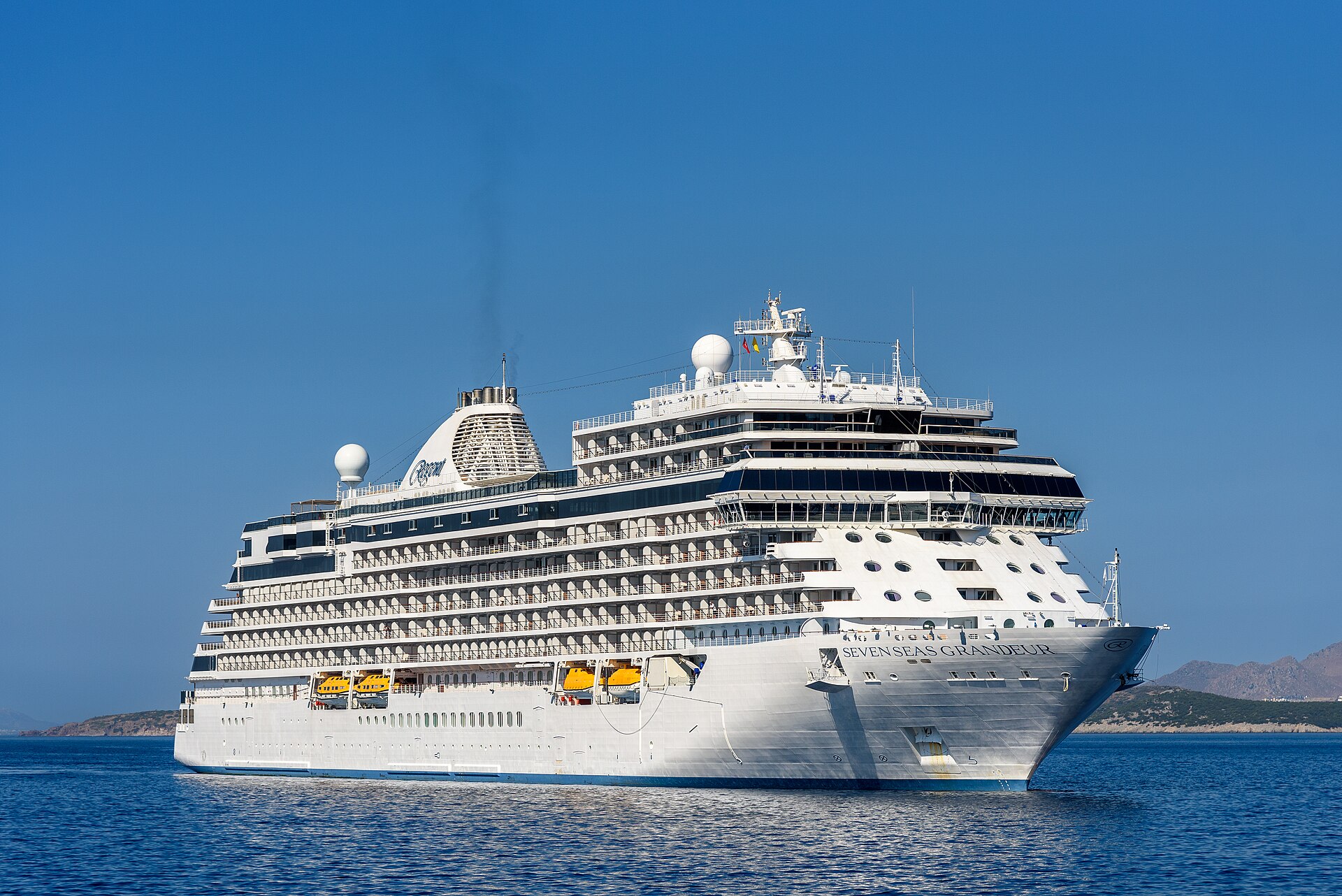 Seven Seas Grandeur ship photo 1