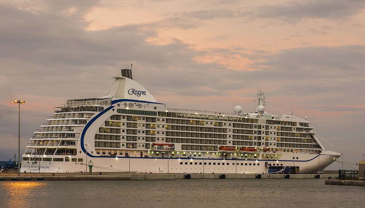Seven Seas Voyager ship photo 2