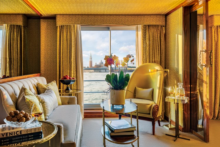 SS La Venezia ship photo 4