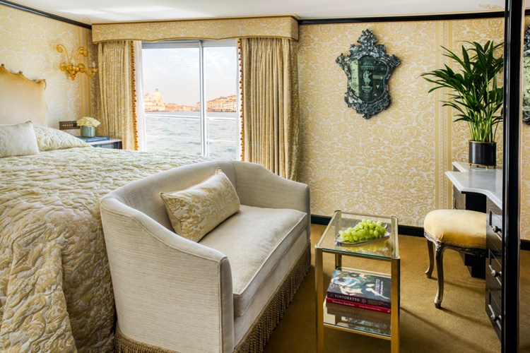 SS La Venezia ship photo 10