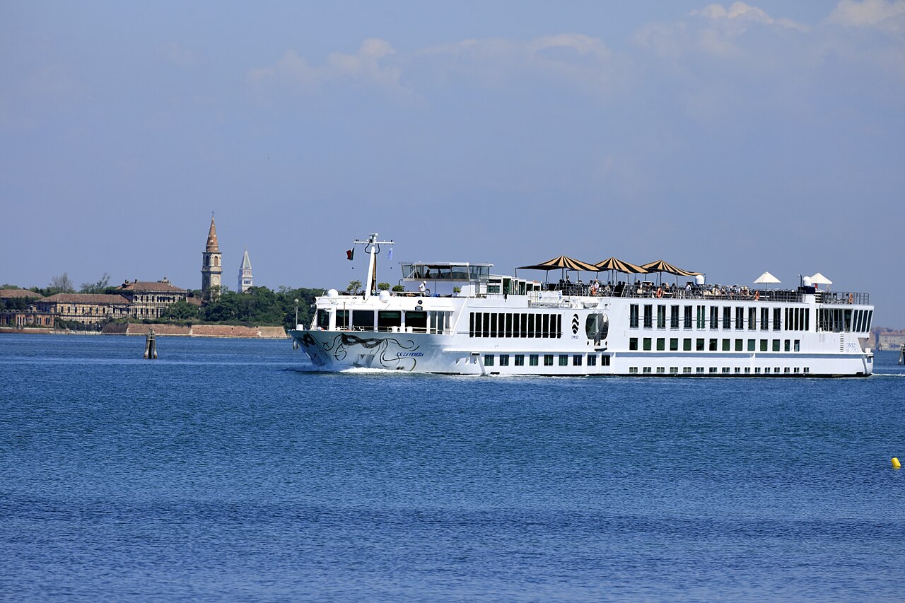 SS La Venezia ship photo 2