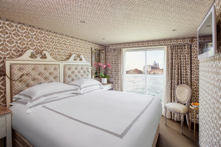 SS La Venezia ship photo 8