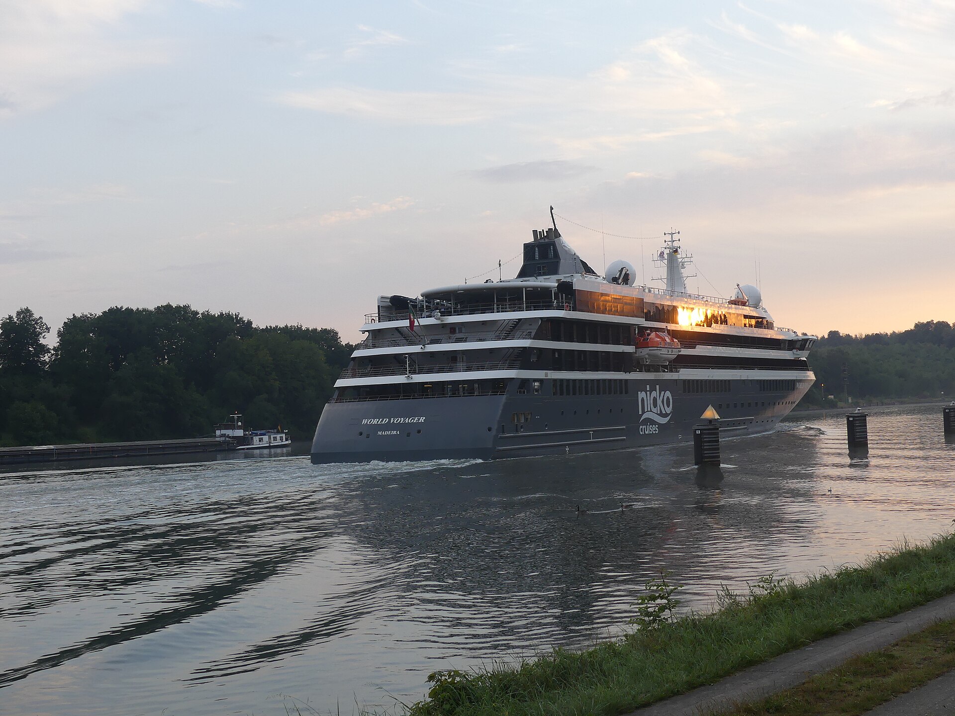 World Voyager ship photo 1